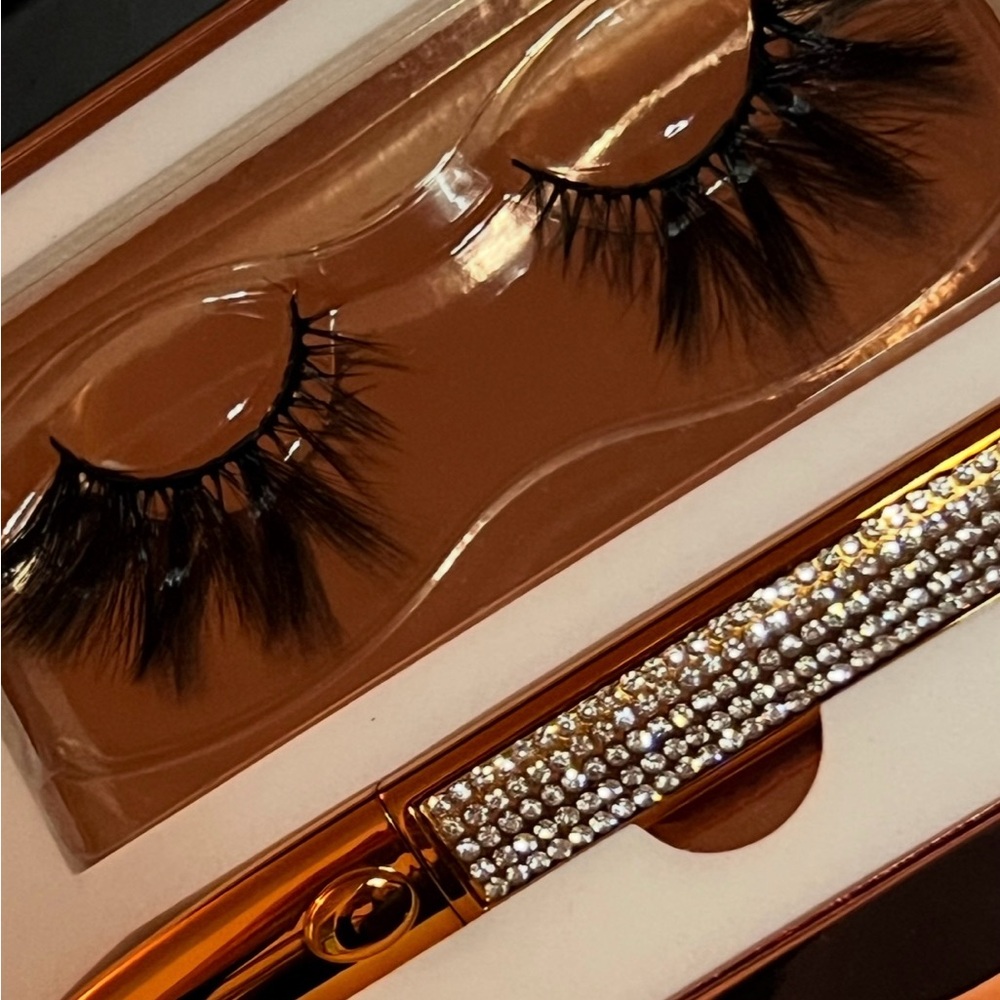 Luxury Black False Eyelashes with Gold Applicator